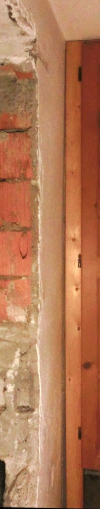 Deutlich zu sehen: Die Wand ist schräg