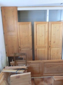 Teil 1 „Schrankwand“: Häßliche 70er-Jahre-Preßspanwand raus, Naturholzschrankwand – gemacht aus altem Holzschrank – rein