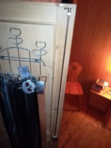 Das Drehstangenschloß des Kleiderschranks war kaputt