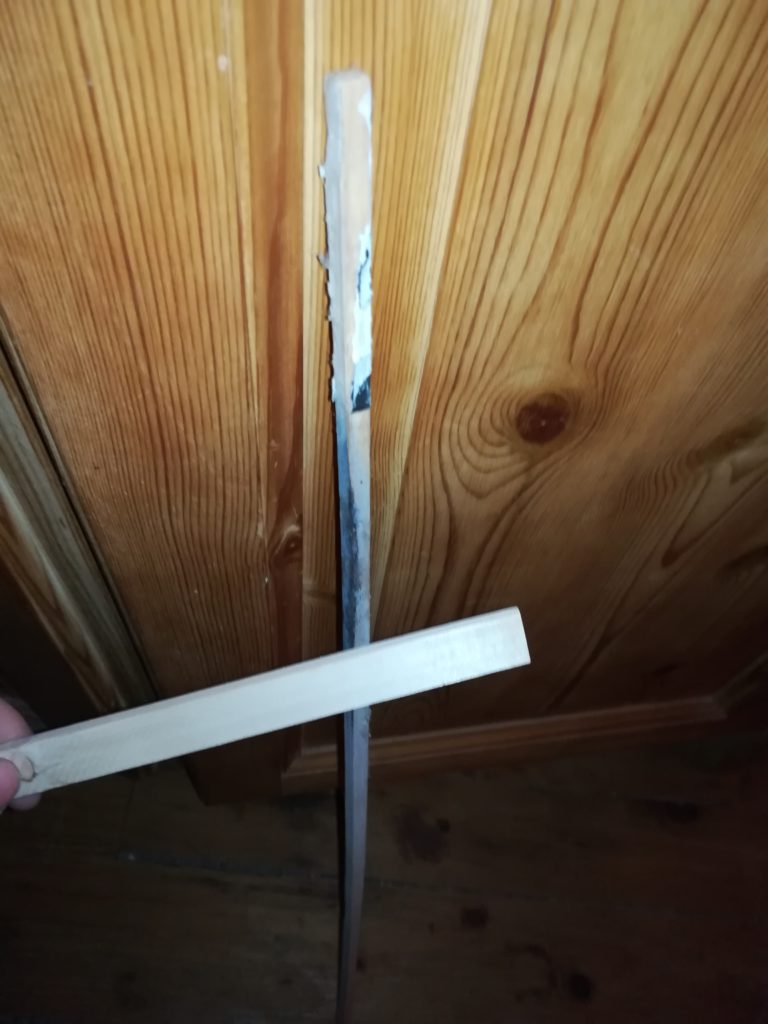 Das eine Stück Holz zu hell, das der Silvesterrakete genau richtig "gebräunt"