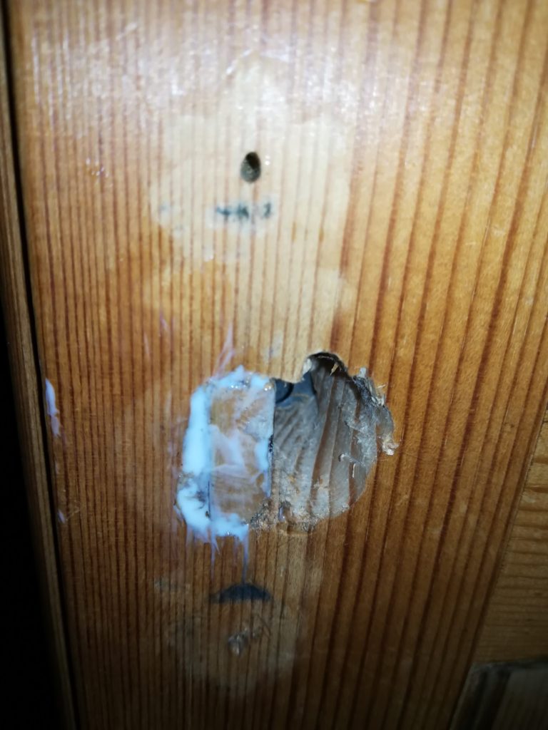Mit etwas Holzleim ein Stück einer alten Silvesterrakete ins zu große Schlüsselloch eingefügt...