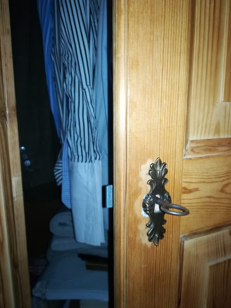 Und voila - der Kleiderschrank hat wieder ein funktionierendes Drehstangenschloß