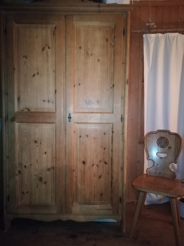 Der Kleiderschrank geht wieder zu und steht da wie eine 1.