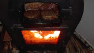 Was fällt bei einer Energiekrise als Heizung garantiert nicht aus? Richtig: Der Holzofen