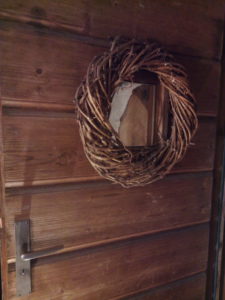 Holzbalken von Gipsresten befreien / aufhellen