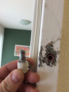 Metall-Türrahmen reparieren: Etwas mit kurzer Aushärtezeit wäre besser gewesen…