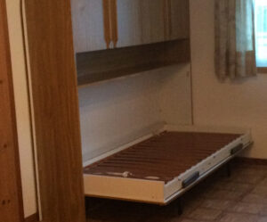 Platzsparend: Klappbett in Einbauwand