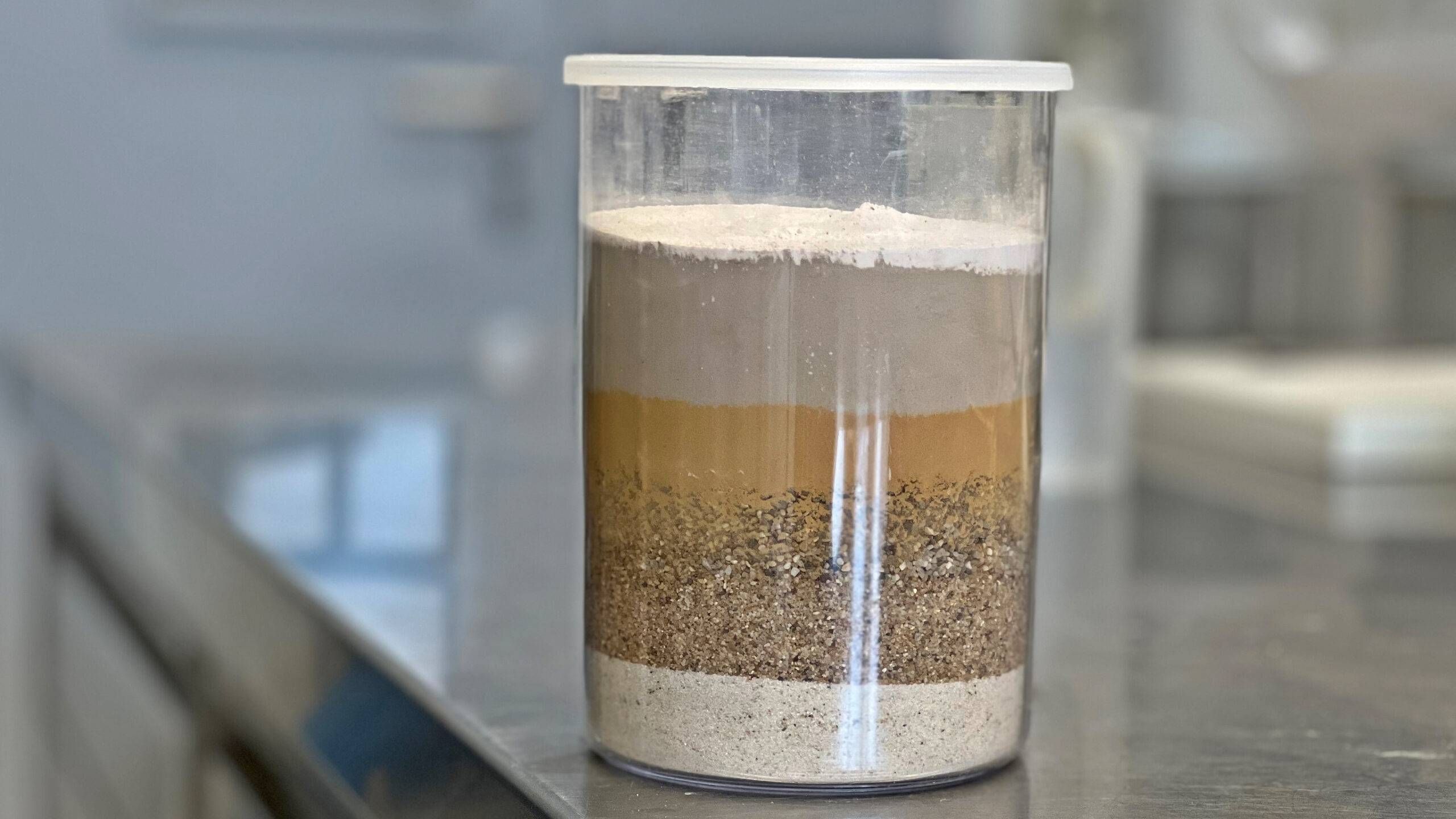Erdige Rohstoffe: Lehm besteht aus Tonmineralen, Sand und feinkörnigen Silt-Sedimenten. Für stabiles Bauen müssen weitere Zusatzstoffe beigemengt werden. Bild: Empa