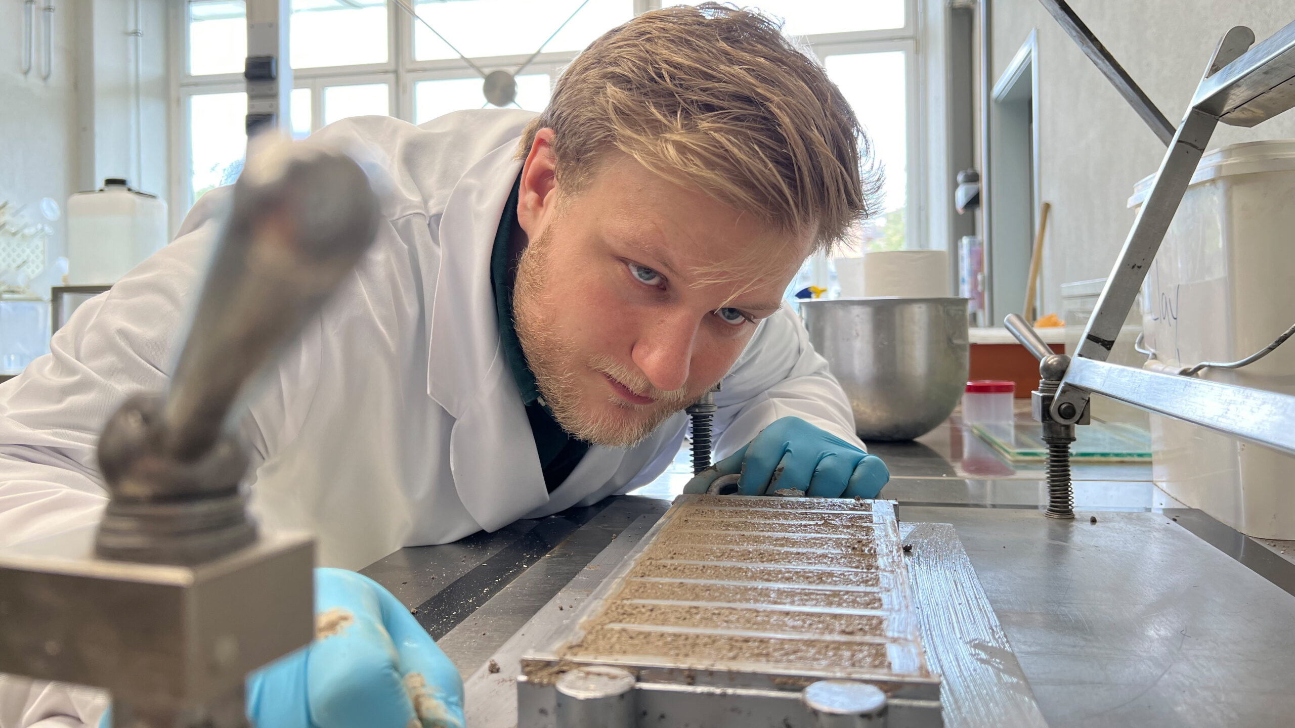 Empa-Forscher Raphael Kuhn will Lehm nachhaltig stabilisieren. Bild: Empa